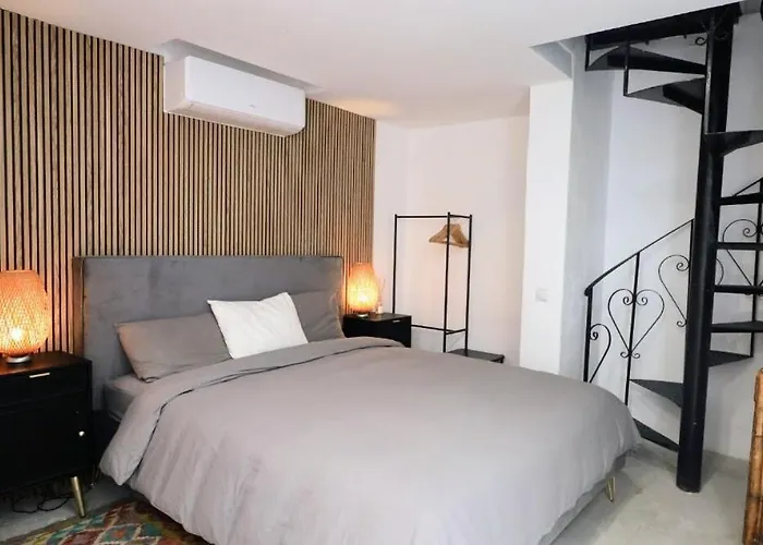 Апартаменти Beautiful Historic - Location *